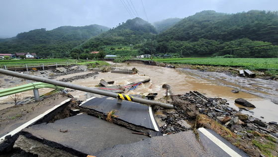 충남 청양군에 폭우가 쏟아진 14일 새벽 남양면 온직2리 도로가 심하게 파손돼 있다. 〈사진=연합뉴스〉
