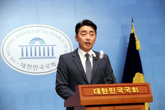 강훈식, 민주 당대표 후보 사퇴 기자회견 〈사진=연합뉴스〉