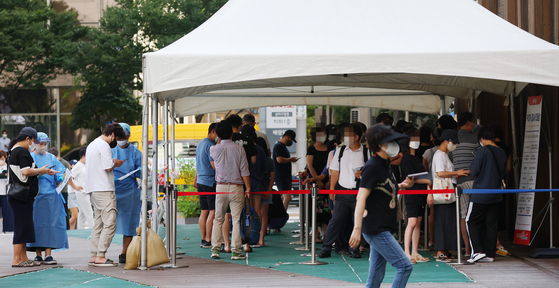 16일 오전 서울 송파구보건소에 마련된 코로나19 선별진료소를 찾은 시민들이 검사를 기다리고 있다. 〈사진=연합뉴스〉