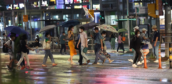 어제(15일) 오후 서울 서초구 고속버스터미널 앞에서 우산을 쓴 시민들. 〈사진-연합뉴스〉 