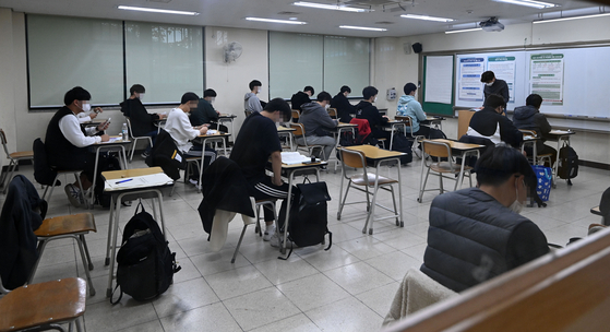 지난 2022학년도 대학수학능력시험이 치러진 11월 18일 오전 서울 종로구 경복고등학교에서 수험생들이 시험 준비를 하고 있다. 〈사진=공동취재단〉