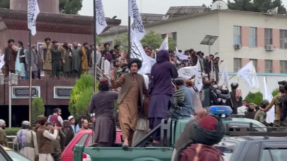 탈레반 장악 1주년을 맞아 자축하기 위해 거리로 나온 아프가니스탄 사람들 (사진=로이터)