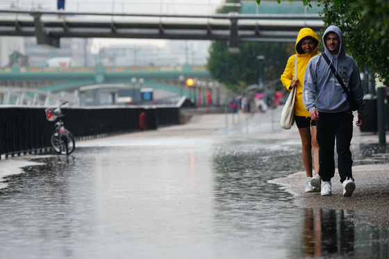 지난 17일 영국 런던 한 거리에 빗물이 차오른 모습. 〈사진=AP 연합뉴스〉