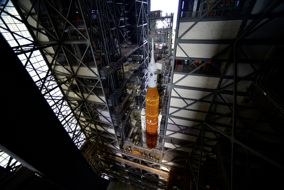 유인 캡슐 '오리온'을 탑재한 우주발사시스템(SLS) 모습.〈사진=로이터 연합뉴스〉