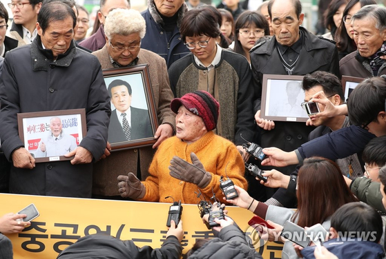 미쓰비시중공업 강제 징용 피해자인 김성주 할머니가 지난 2018년 대법원의 배상 판결 선고 당시 취재진에 둘러싸여 있다. 〈사진=연합뉴스〉