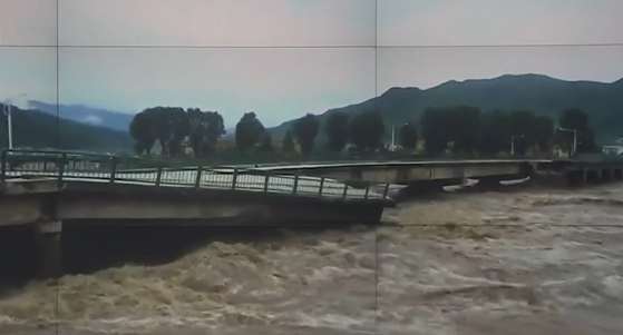 홍수로 부러진 북한 함경남도의 한 다리. 〈자료사진=JTBC 방송화면 캡처〉