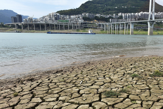 가뭄으로 바닥을 드러낸 양쯔강. 〈사진=AP 연합뉴스〉
