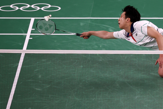 지난해 도쿄올림픽 배드민턴 남자 단식 8강에서 코트 바닥에 떨어지는 셔틀콕을 받아내려 몸을 던지는 허광희 (사진=연합뉴스)